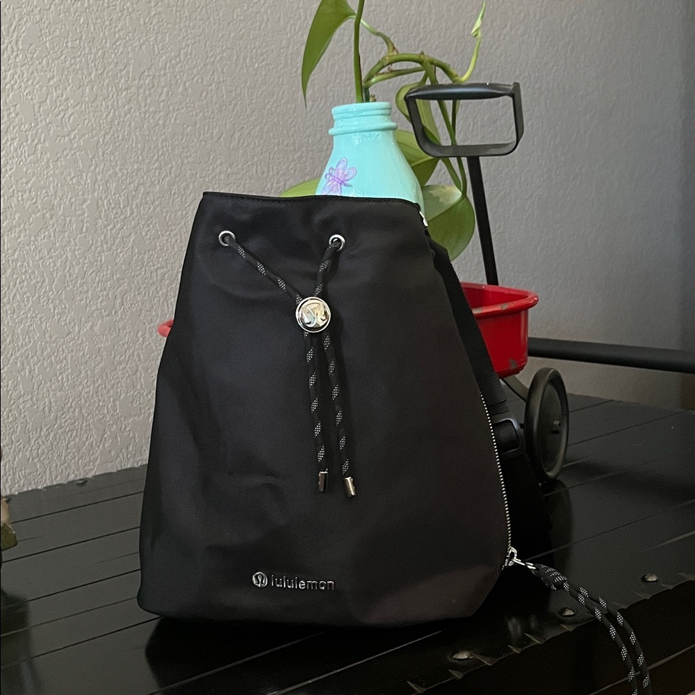 Lululemon bucket bag